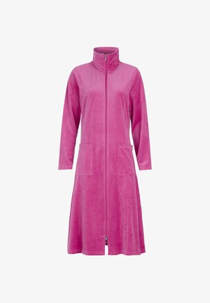 Lyserød, lynlåskjole lavet af blødt, fløjlsagtigt stof. Har lange ærmer og to forlommer samt en let udvidet nederdel.