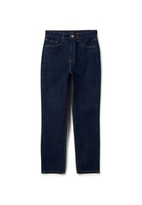 Jeans de mezclilla azul oscuro con corte recto, cinco bolsillos y costuras amarillas. Presenta un cierre delantero con botón y cremallera.