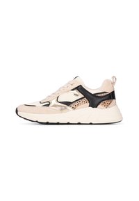 Des baskets de sport beiges et noires présentent une finition métallique, des panneaux en maille, des accents en daim et une semelle texturée. Divers motifs mettent en valeur le design.