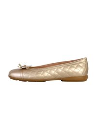 Bailarina en dorado metálico con diseño acolchado, punta redondeada y un pequeño lazo decorativo. Suela flexible con un tacón bajo.