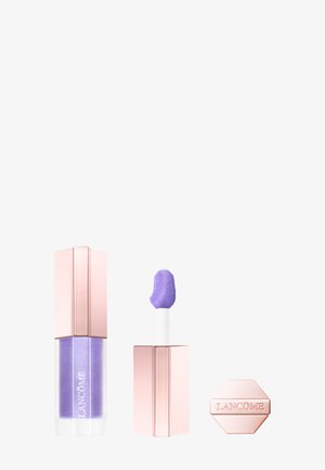 Gloss à lèvres violet avec un bouchon en or rose, une baguette applicatrice avec gloss, et un bouchon séparé marqué Lancôme sur fond blanc.