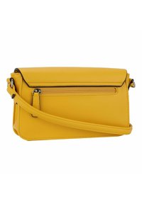 Borsa a tracolla gialla in pelle con una tasca frontale con zip, struttura piatta e tracolla regolabile. Finitura testurizzata e cuciture a contrasto.