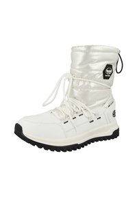 Witte enkelhoge sneaker met een glanzend, gewatteerd bovenwerk, zwarte gestructureerde buitenzool en contrasterende zwarte accenten. Voorzien van veters en branding.