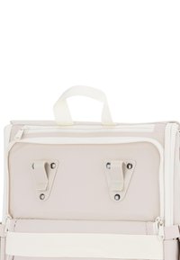 Világos bézs hátizsák sima felülettel, tetején fogantyúval, dupla klipszel és a elülső varrás mentén elhelyezkedő cipzáras rekesszel.