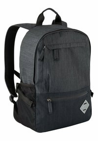 Rygsæk lavet af struktureret mørkegrå stof med en glat sort bund; har lynlåse, mesh-sidetaske og en metallisk logoaccent.