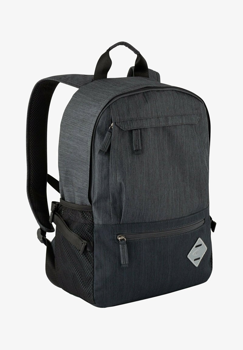 Sac à dos en tissu texturé gris foncé avec une base noire lisse ; comporte des zips, une poche latérale en mesh et un accent en logo métallique.