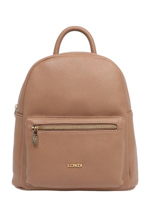 Petit sac à dos en cuir beige avec une poche avant zippée, une fermeture éclair dorée, un logo de marque et une seule poignée supérieure.