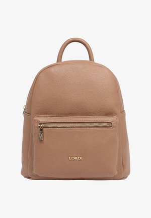 Petit sac à dos en cuir beige avec une poche avant zippée, une fermeture éclair dorée, un logo de marque et une seule poignée supérieure.