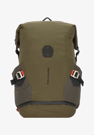 Zaino verde oliva con design a roll-top, dettagli testurizzati, tasche laterali in rete e spallacci regolabili. Presenta un dettaglio centrale con logo.