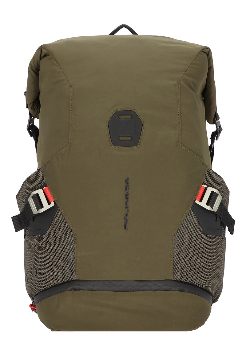Zaino verde oliva con design a roll-top, dettagli testurizzati, tasche laterali in rete e spallacci regolabili. Presenta un dettaglio centrale con logo.