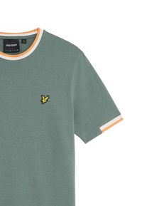 Grøn bomulds T-shirt med ribbet orange og hvid rund halsudskæring. Har et lille gult og sort broderet fuglelogo på brystet.