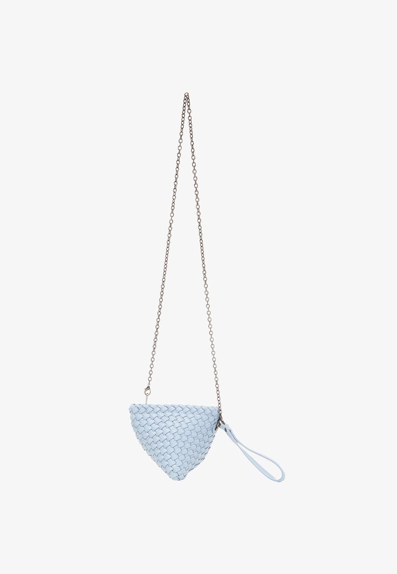 Hellblaues, gewebtes Lederhandtasche in dreieckiger Form, ausgestattet mit einer Kettenriemen, einem Handgelenkgriff und subtilen Texturdetails.