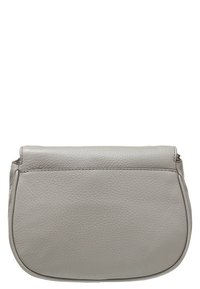 Borsa a spalla in pelle grigia con forma arrotondata. Superficie testurizzata, chiusura con zip e design minimalista. Nessun hardware o accento visibile.