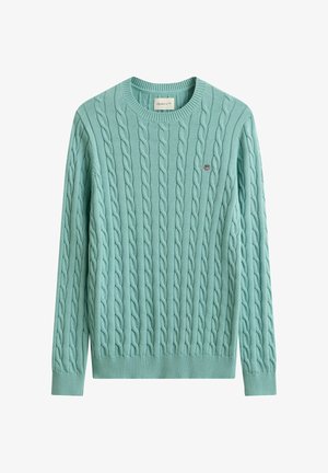 Lichtblauwe kabelgebreide trui met lange mouwen, voorzien van een geribbelde kraag, manchetten en zoom, met een klein geborduurd logo op de borst.