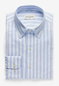 Vaaleansininen ja valkoinen raidallinen napitettava paita, taiteltu. Sisältää kauluksen, merkkilapun ja kaksinappisen hihansuun yksityiskohdan. Puuvillamateriaali.