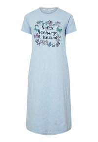 Ljusblå bomullsklänning med korta ärmar, rund hals, med ett fjäril- och blommönster runt texten: "Slappna av, återhämta dig och koppla av."
