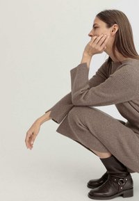 hessnatur MIDI REGULAR - Strickkleid - camel