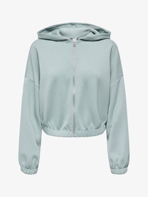 Hele sinine lühendatud kapuutsiga jakk, millel on täispikk lukuga esikülg, pikad varrukad, elastsed mansetid ja vooderdatud kapuuts. Valmistatud pehmest, siledast kangast.