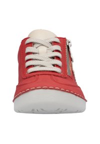 Rode leren sneaker met beige veters, voorrits, gestructureerde witte zool en contrasterende stiksels. Gladde oppervlakte met ronde neus.