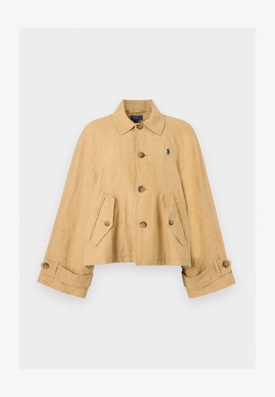 Μπεζ λινό σακάκι με κουμπιά, φαρδιά μανίκια, δύο μπροστινές τσέπες με καπάκια και μικρό σκοτεινό λογότυπο στο αριστερό στήθος.