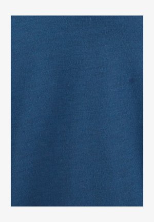 Tissu en coton bleu avec une texture lisse et un motif à nervures subtil, affichant une couleur uniforme sur toute la surface.