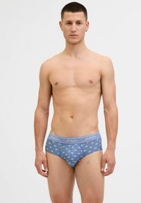 Helle blaue Boxershorts mit weißen Bergmustern. Der elastische Bund zeigt das Logo der Marke. Weiches Material mit enger Passform.