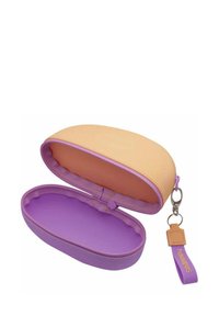 Custodia rigida ovale arancione e viola, con un esterno testurizzato, un interno viola liscio e un portachiavi staccabile. Design leggero.