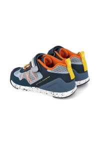 Sneakers per bambini navy e arancioni con tasselli gialli sul tallone, suole bianche screziate, cinturini in velcro e lati con motivo a griglia etichettati 'crescita naturale'.