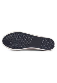 Suela de zapato de goma con un patrón geométrico, que presenta agarres texturizados y un borde blanco. El color dominante es azul oscuro, con acentos en rojo.