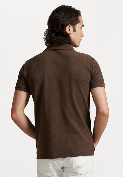 Browns īsu piedurkņu polo krekls ar strukturētu audumu, ribotu apkakli un sānu slīpēm. Aizmugure ir vienkārša ar vieglu spīdumu.