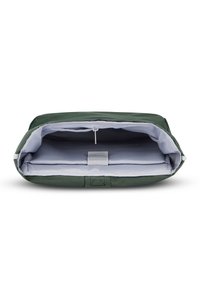 Zöld szövet tasak cipzárral, világosszürke béléssel és egy lapos rekesszel, amelyet egy pánt rögzít. Simább textúra.