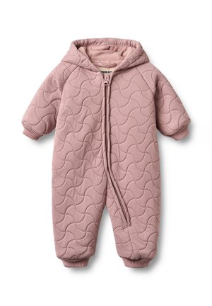 Różowy pikowany kombinezon dla niemowląt z kapturem, przednim zamkiem błyskawicznym oraz ściągaczami na rękawach i nogawkach.