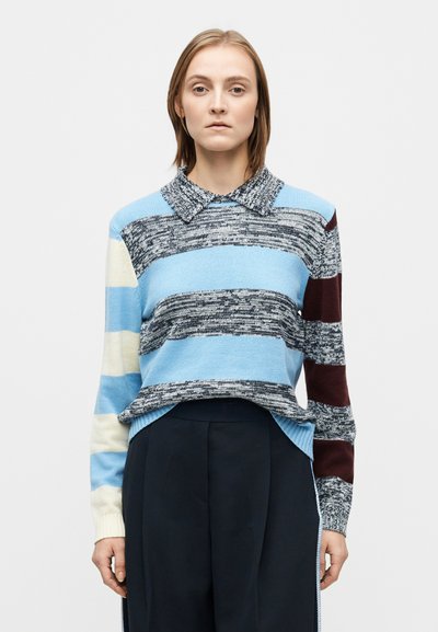 Pull en tricot présentant des rayures horizontales en bleu clair, bleu foncé, crème et bordeaux. Design à col avec un motif texturé.
