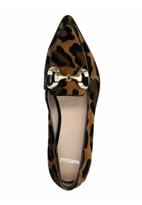 Puntige ballerina in leopardprint suède met een glanzende zwarte afwerking, voorzien van een gouden decoratieve strikaccent op de bovenkant.