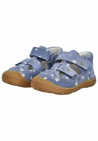 Zapatos de tela azul con bordado floral, correas de velcro, lados con cortes y suela de goma marrón. Adecuados para niños.
