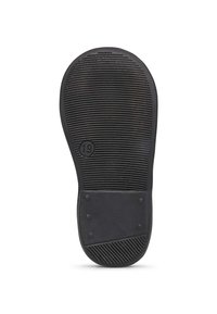 Czarna gumowa podeszwa buta z teksturowanym wzorem, zawierająca poziome i pionowe rowki, wypukły fragment oraz numer "19" w pobliżu pięty.