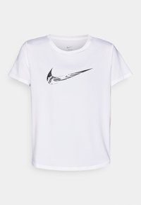 Camiseta blanca de manga corta hecha de material suave, con un logo negro en forma de swoosh en el frente. Cuello redondo clásico y corte relajado.