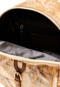 Brązowa i beżowa torba podróżna z wzorem mapy świata, złotymi elementami i czarnym wnętrzem z kieszenią na zamek oraz kieszenią na slot.