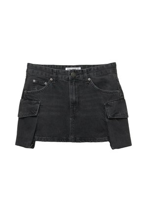 Zwarte denim mini-jurk met een nauwsluitende taille, voorzakken en twee grotere cargo-stijl zijzakken. Gladde textuur met stikseldetails.