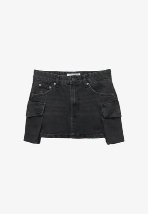 Svart denimminikjol med figursydd midja, framfickor och två större sidofickor i cargo-stil. Slät textur med sömdetaljer.