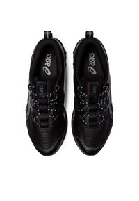 Černé sportovní boty s texturovaným síťovaným svrškem, reflexními prvky a elastickými tkaničkami. Logo je zobrazeno na jazyku a boční straně.