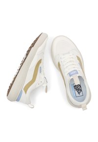 Weiße Leinensneaker mit beigen Akzenten, hellblauen Details, Schnürdesign und texturierter Gummisohle. Logo auf der Zunge sichtbar.