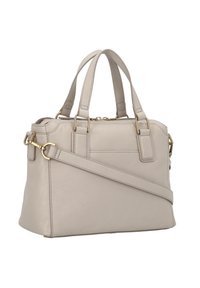 Sac à main en cuir gris clair avec doubles poignées supérieures, bandoulière réglable et ferrures dorées, présentant une finition texturée et des coutures verticales.