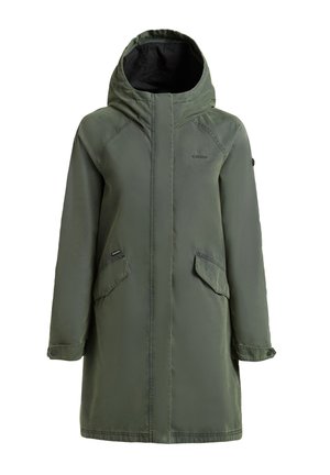 Abrigo largo verde oliva con capucha, bolsillos frontales con solapa y puños con botones, diseñado para clima frío y uso al aire libre.