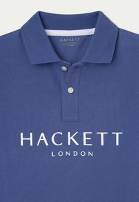 Mornarska polo majica od teksturiranog pamuka, s klasičnom kragnom, dvoklikom i velikim bijelim logotipom "HACKETT LONDON".