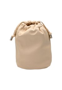Beige læder pose med snor, glat tekstur, rund form og metalliske detaljer på snorene til lukning.