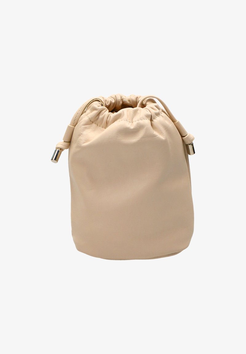 Beige läderpåse med snörning, med en mjuk yta, rund form och metalliska accenter på snörena för stängning.