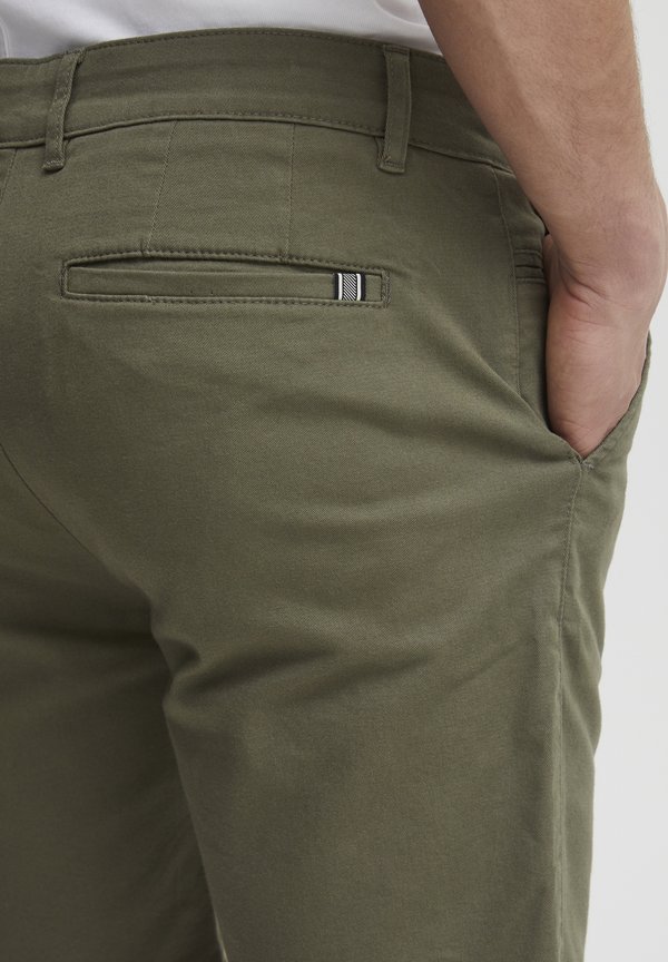 SDERICO REGULAR FIT - Shorts - dusty olive4