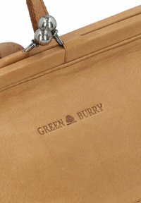 Portefeuille en cuir tan avec un fermoir métallique et un logo "GREEN BURRY" embossé. Texture lisse avec un design minimaliste et sans motifs marquants.