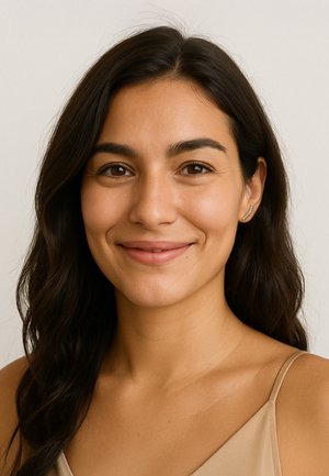 Smilende person med langt, mørkt hår. Iført en beige top. Kendetegn inkluderer en naturlig hudfarve og en lille, buet ørering med udsmykning.
